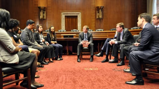 Sens. Mark Warner (D-Vir.), Ron Wyden (D-Ore.) and Marco Rubio (R-Fla.) with students at a Know Before You Go roundtable